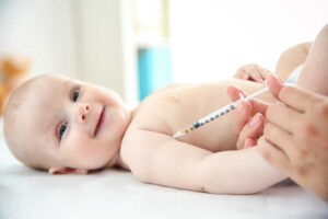 Vacuna a un bebé